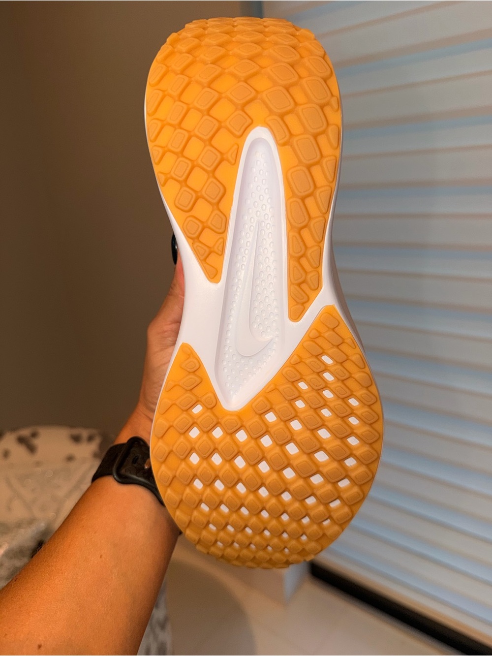 Nike Women’s Running Shoe - Cream with Gold Swoosh Quest 6 - Picture 4 of 6